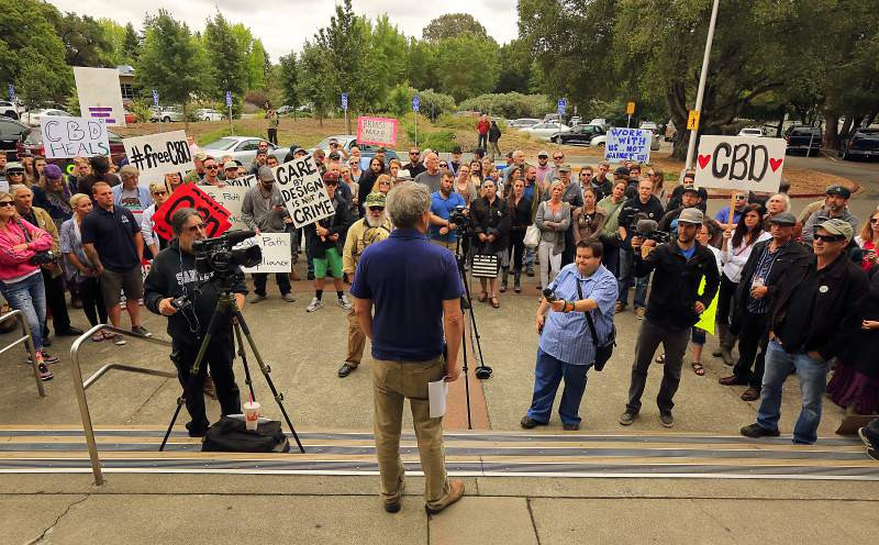 Photo of protesters out in support of CannaCraft founder Dennis Hunter